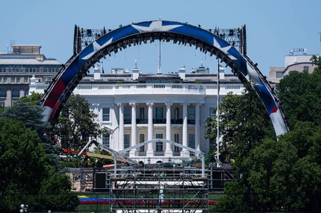 Workers continue construction on the octagon for the upcoming Ultimate Fighting Championship (UFC) match on the South Lawn of the White House in Washington, DC on Friday, May 29, 2026. President Donald Trump is hosting a UFC match at the White House on June 14 in honor of the 250th anniversary of the United States.  WAP20260529034 AARONxSCHWARTZ