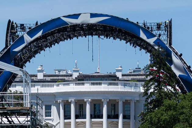 Workers continue construction on the octagon for the upcoming Ultimate Fighting Championship (UFC) match on the South Lawn of the White House in Washington, DC on Friday, May 29, 2026. President Donald Trump is hosting a UFC match at the White House on June 14 in honor of the 250th anniversary of the United States.  WAP20260529035 AARONxSCHWARTZ