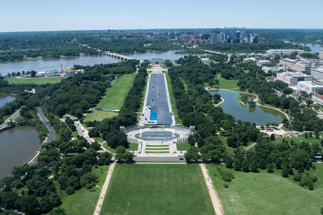 Workers continue to paint the Reflecting Pool in front of Lincoln Memorial in Washington, DC on Friday, May 29, 2026. The repainting of the landmark is part of President Donald Trump s effort to repair Washington landmarks in preparation for the country s 250th birthday this summer.  WAP20260529049 AARONxSCHWARTZ