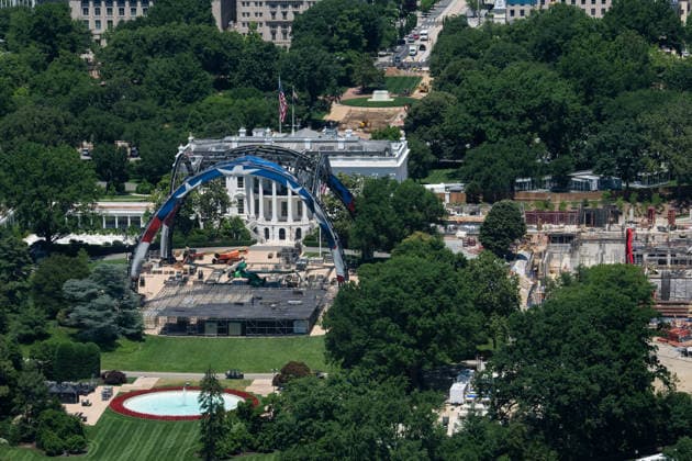 Workers continue construction on the octagon for the upcoming Ultimate Fighting Championship (UFC) match on the South Lawn of the White House in Washington, DC on Friday, May 29, 2026. President Donald Trump is hosting a UFC match at the White House on June 14 in honor of the 250th anniversary of the United States.  WAP20260529028 AARONxSCHWARTZ