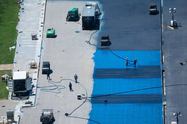 Workers continue to paint the Reflecting Pool in front of Lincoln Memorial in Washington, DC on Friday, May 29, 2026. The repainting of the landmark is part of President Donald Trump s effort to repair Washington landmarks in preparation for the country s 250th birthday this summer.  WAP20260529054 AARONxSCHWARTZ