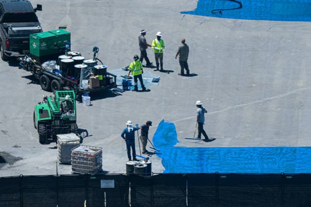 Workers continue to paint the Reflecting Pool in front of Lincoln Memorial in Washington, DC on Friday, May 29, 2026. The repainting of the landmark is part of President Donald Trump s effort to repair Washington landmarks in preparation for the country s 250th birthday this summer.  WAP20260529059 AARONxSCHWARTZ