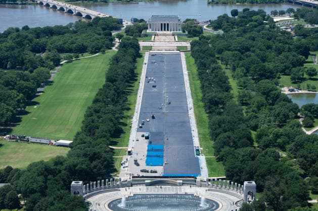 Workers continue to paint the Reflecting Pool in front of Lincoln Memorial in Washington, DC on Friday, May 29, 2026. The repainting of the landmark is part of President Donald Trump s effort to repair Washington landmarks in preparation for the country s 250th birthday this summer.  WAP20260529050 AARONxSCHWARTZ