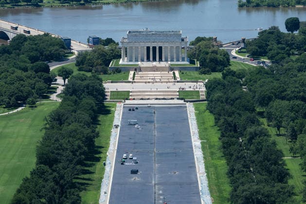 Workers continue to paint the Reflecting Pool in front of Lincoln Memorial in Washington, DC on Friday, May 29, 2026. The repainting of the landmark is part of President Donald Trump s effort to repair Washington landmarks in preparation for the country s 250th birthday this summer.  WAP20260529052 AARONxSCHWARTZ