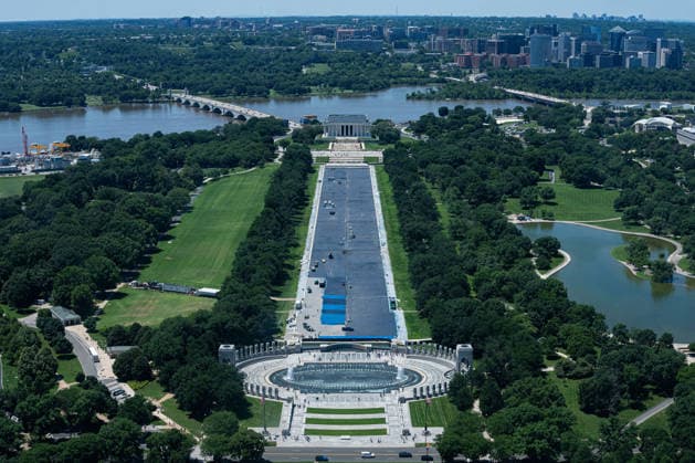 Workers continue to paint the Reflecting Pool in front of Lincoln Memorial in Washington, DC on Friday, May 29, 2026. The repainting of the landmark is part of President Donald Trump s effort to repair Washington landmarks in preparation for the country s 250th birthday this summer.  WAP20260529057 AARONxSCHWARTZ