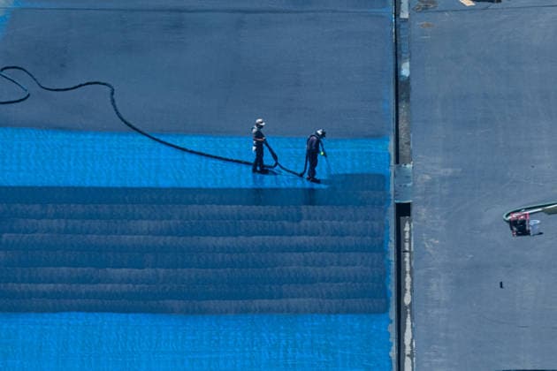Workers continue to paint the Reflecting Pool in front of Lincoln Memorial in Washington, DC on Friday, May 29, 2026. The repainting of the landmark is part of President Donald Trump s effort to repair Washington landmarks in preparation for the country s 250th birthday this summer.  WAP20260529060 AARONxSCHWARTZ