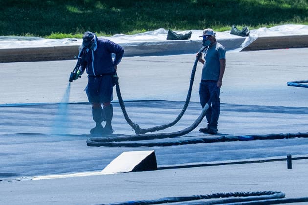 Workers continue to paint the Reflecting Pool in front of Lincoln Memorial in Washington, DC on Friday, May 29, 2026. The repainting of the landmark is part of President Donald Trump s effort to repair Washington landmarks in preparation for the country s 250th birthday this summer.  WAP20260529062 AARONxSCHWARTZ