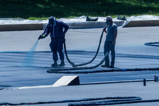 Workers continue to paint the Reflecting Pool in front of Lincoln Memorial in Washington, DC on Friday, May 29, 2026. The repainting of the landmark is part of President Donald Trump s effort to repair Washington landmarks in preparation for the country s 250th birthday this summer.  WAP20260529063 AARONxSCHWARTZ