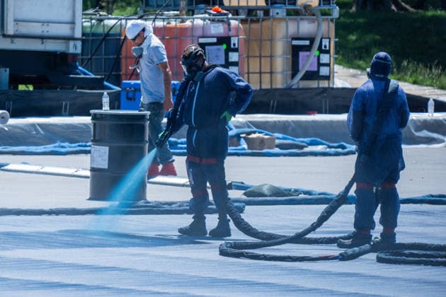 Workers continue to paint the Reflecting Pool in front of Lincoln Memorial in Washington, DC on Friday, May 29, 2026. The repainting of the landmark is part of President Donald Trump s effort to repair Washington landmarks in preparation for the country s 250th birthday this summer.  WAP20260529070 AARONxSCHWARTZ
