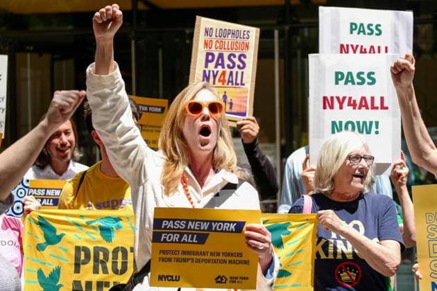 New York, NY- May 29: No Police and ICE Collusion Protest in front Of Gov. Kathy Hochul Midtown Office on May 29, 2026 Credit: Camara Porter USA  - ZUMAa123 20260529_zaa_a123_057 Copyright: xAdMediax