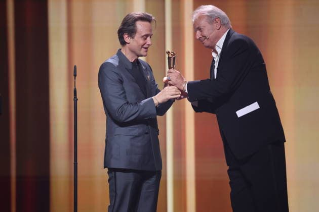 DEUTSCHER FILMPREIS 2026 - SHOW Laudator und August Diehl Â· DAS VERSCHWINDEN DES JOSEF MENGELE - BESTE MÄNNLICHE HAUPTROLLE bei der Verleihung DEUTSCHER FILMPREIS 2026 in Berlin *** DEUTSCHER FILMPREIS 2026 SHOW Laudator and August Diehl Â- DAS VERSCHWINDEN DES JOSEF MENGELE BESTE MÄNNLICHE HAUPTROLLE at the DEUTSCHER FILMPREIS 2026 award ceremony in Berlin Copyright: xEventpressxFuhrx