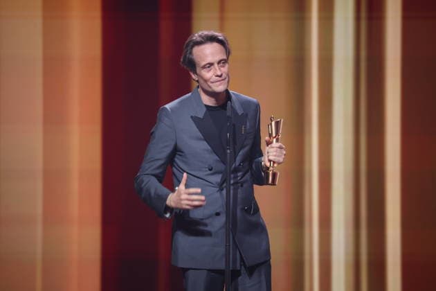 DEUTSCHER FILMPREIS 2026 - SHOW August Diehl Â· DAS VERSCHWINDEN DES JOSEF MENGELE - BESTE MÄNNLICHE HAUPTROLLE bei der Verleihung DEUTSCHER FILMPREIS 2026 in Berlin *** DEUTSCHER FILMPREIS 2026 SHOW August Diehl Â- DAS VERSCHWINDEN DES JOSEF MENGELE BESTE MÄNNLICHE HAUPTROLLE at the DEUTSCHER FILMPREIS 2026 award ceremony in Berlin Copyright: xEventpressxFuhrx