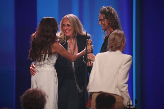 DEUTSCHER FILMPREIS 2026 - SHOW Collien Fernandes Laudatorin und SIRI HUSTVEDT DANCE AROUND THE SELF Produktion: Irene Höfer âˆ™ Medea Film Factory, Dschoint Ventschr Filmproduktion, Regie: Sabine Lidl - BESTER DOKUMENTARFILM bei der Verleihung DEUTSCHER FILMPREIS 2026 in Berlin *** GERMAN FILM AWARD 2026 SHOW Collien Fernandes Laudator and SIRI HUSTVEDT DANCE AROUND THE SELF Production Irene Höfer âˆ™ Medea Film Factory, Dschoint Ventschr Filmproduktion, Director Sabine Lidl BEST DOCUMENTARY FILM at the GERMAN FILM AWARD 2026 ceremony in Berlin Copyright: xEventpressxFuhrx