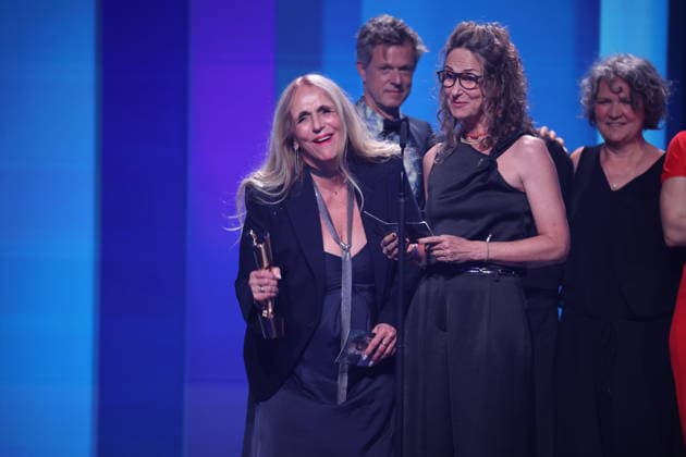 DEUTSCHER FILMPREIS 2026 - SHOW Collien Fernandes Laudatorin und SIRI HUSTVEDT DANCE AROUND THE SELF Produktion: Irene Höfer âˆ™ Medea Film Factory, Dschoint Ventschr Filmproduktion, Regie: Sabine Lidl - BESTER DOKUMENTARFILM bei der Verleihung DEUTSCHER FILMPREIS 2026 in Berlin *** GERMAN FILM AWARD 2026 SHOW Collien Fernandes Laudator and SIRI HUSTVEDT DANCE AROUND THE SELF Production Irene Höfer âˆ™ Medea Film Factory, Dschoint Ventschr Filmproduktion, Director Sabine Lidl BEST DOCUMENTARY FILM at the GERMAN FILM AWARD 2026 ceremony in Berlin Copyright: xEventpressxFuhrx