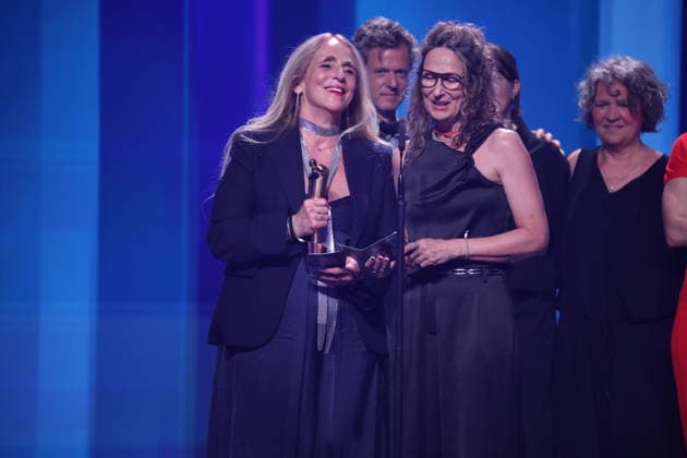 DEUTSCHER FILMPREIS 2026 - SHOW Collien Fernandes Laudatorin und SIRI HUSTVEDT DANCE AROUND THE SELF Produktion: Irene Höfer âˆ™ Medea Film Factory, Dschoint Ventschr Filmproduktion, Regie: Sabine Lidl - BESTER DOKUMENTARFILM bei der Verleihung DEUTSCHER FILMPREIS 2026 in Berlin *** GERMAN FILM AWARD 2026 SHOW Collien Fernandes Laudator and SIRI HUSTVEDT DANCE AROUND THE SELF Production Irene Höfer âˆ™ Medea Film Factory, Dschoint Ventschr Filmproduktion, Director Sabine Lidl BEST DOCUMENTARY FILM at the GERMAN FILM AWARD 2026 ceremony in Berlin Copyright: xEventpressxFuhrx