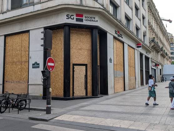 Shops on Champs-Elysees barricaded ahead of Champions League final PARIS, FRANCE - MAY 29: Shops on the Champs-Elysees are seen barricaded over fears of looting ahead of tomorrow s UEFA Champions League final match between Paris Saint-Germain and Arsenal, in Paris, France on May 29, 2026. Luc Auffret Anadolu Paris France. Editorial use only. Please get in touch for any other usage.  Copyright: x2026xAnadoluxLucxAuffretx