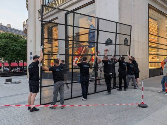 Shops on Champs-Elysees barricaded ahead of Champions League final PARIS, FRANCE - MAY 29: Barricades are being set up at shops on the Champs-Elysees over fears of looting ahead of tomorrow s UEFA Champions League final match between Paris Saint-Germain and Arsenal, in Paris, France on May 29, 2026. Luc Auffret Anadolu Paris France. Editorial use only. Please get in touch for any other usage.  Copyright: x2026xAnadoluxLucxAuffretx