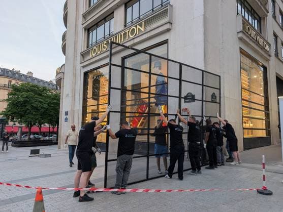 Shops on Champs-Elysees barricaded ahead of Champions League final PARIS, FRANCE - MAY 29: Barricades are being set up at shops on the Champs-Elysees over fears of looting ahead of tomorrow s UEFA Champions League final match between Paris Saint-Germain and Arsenal, in Paris, France on May 29, 2026. Luc Auffret Anadolu Paris France. Editorial use only. Please get in touch for any other usage.  Copyright: x2026xAnadoluxLucxAuffretx