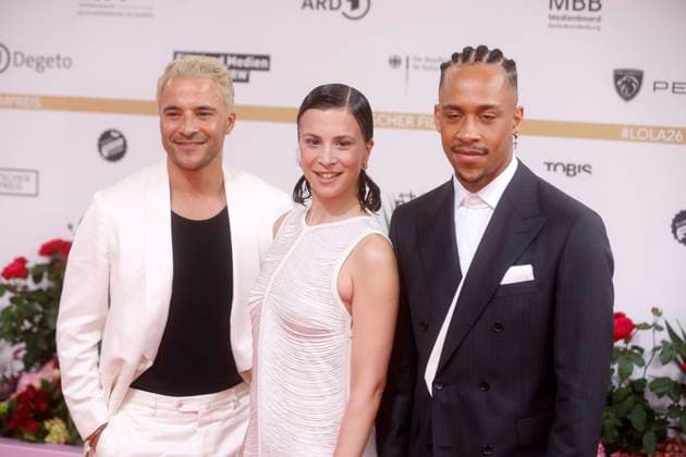 29.05.2026, Kostja Ullmann, Aylin Tezel and Jerry Hoffmann , bei der Verleihung des Deutscher Filmpreis, 2026, Lola, in Berlin, Roter Teppich, *** 29 05 2026, Kostja Ullmann, Aylin Tezel and Jerry Hoffmann , at the award ceremony of the German Film Award, 2026, Lola, in Berlin, Red Carpet,