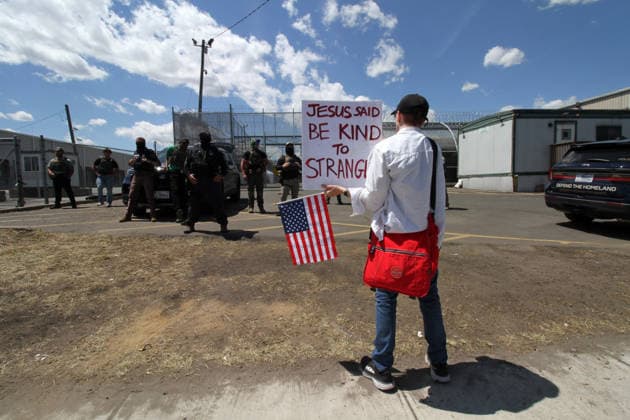 May 29, 2026, Newark, New Jersey, USA: Newark, New Jersey May 29,.2026.. Ice detention Center at Deleany Hall in Newark N.j..Ice Agents stand guard in front of the detention center to block activists from disrupting the detention process Newark USA - ZUMAct2_ 20260529_faf_ct2_006 Copyright: xBrucexCotlerx