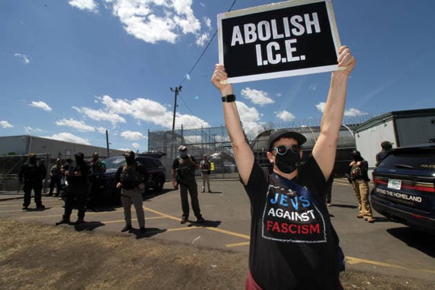 May 29, 2026, Newark, New Jersey, USA: Newark, New Jersey May 29,.2026.. Ice detention Center at Deleany Hall in Newark N.j..Ice Agents stand guard in front of the detention center to block activists from disrupting the detention process Newark USA - ZUMAct2_ 20260529_faf_ct2_007 Copyright: xBrucexCotlerx