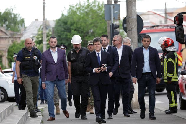 (260529) -- GALATI, May 29, 2026 -- Romania s President Nicusor Dan (C) heads to the residential apartment building damaged by a Russian drone in Galati, Romania, May 29, 2026. At least two people were injured after a drone struck a residential apartment building in Galati, Romania, near the border with Ukraine, local media reported Friday. (Photo by Xinhua) ROMANIA-GALATI-DRONE CristianxCristel 