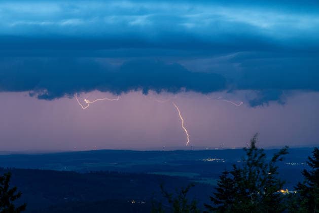 Gewitter in Hessen Ein aufziehendes Gewitter am Himmel ist vom Großen Feldberg aus zu sehen., Schmitten Hessen Deutschland *** Thunderstorm in Hesse An approaching thunderstorm in the sky can be seen from the Großer Feldberg , Schmitten Hesse Germany