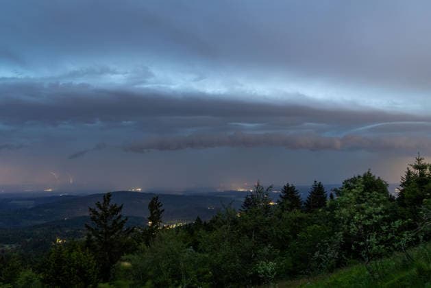 Gewitter in Hessen Ein aufziehendes Gewitter am Himmel ist vom Großen Feldberg aus zu sehen., Schmitten Hessen Deutschland *** Thunderstorm in Hesse An approaching thunderstorm in the sky can be seen from the Großer Feldberg , Schmitten Hesse Germany
