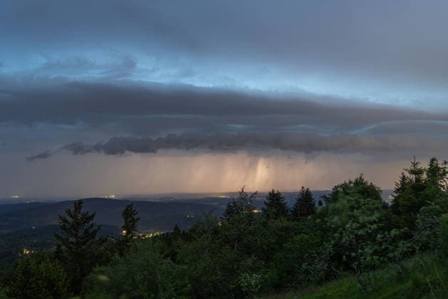 Gewitter in Hessen Ein aufziehendes Gewitter am Himmel ist vom Großen Feldberg aus zu sehen., Schmitten Hessen Deutschland *** Thunderstorm in Hesse An approaching thunderstorm in the sky can be seen from the Großer Feldberg , Schmitten Hesse Germany