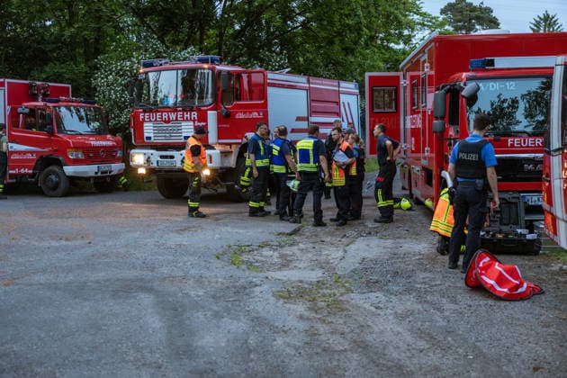Waldbrand bei Weiterstadt Am 29.05.2026 ist in Weiterstadt-Gräfenhausen westlich der Autobahn A5 ein Waldbrand ausgebrochen. Betroffen war eine rund 900 Quadratmeter große Waldfläche zwischen der Raststätte Gräfenhausen West und dem angrenzenden Steinrodsee. 106 Einsatzkräfte mit 20 Löschfahrzeugen waren vor Ort. Die Feuerwehr brachte den Brand unter Kontrolle und verhinderte eine Ausdehnung auf angrenzende Waldbereiche. Die Nachlöscharbeiten dauerten bis in die Abendstunden an. Weiterstadt Gräfenhausen Hessen Deutschland *** Forest fire near Weiterstadt On 29 05 2026, a forest fire broke out in Weiterstadt Gräfenhausen west of the A5 freeway It affected a forest area of around 900 square meters between the Gräfenhausen West servic