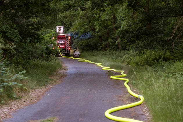 Waldbrand bei Weiterstadt Am 29.05.2026 ist in Weiterstadt-Gräfenhausen westlich der Autobahn A5 ein Waldbrand ausgebrochen. Betroffen war eine rund 900 Quadratmeter große Waldfläche zwischen der Raststätte Gräfenhausen West und dem angrenzenden Steinrodsee. 106 Einsatzkräfte mit 20 Löschfahrzeugen waren vor Ort. Die Feuerwehr brachte den Brand unter Kontrolle und verhinderte eine Ausdehnung auf angrenzende Waldbereiche. Die Nachlöscharbeiten dauerten bis in die Abendstunden an. Weiterstadt Gräfenhausen Hessen Deutschland *** Forest fire near Weiterstadt On 29 05 2026, a forest fire broke out in Weiterstadt Gräfenhausen west of the A5 freeway It affected a forest area of around 900 square meters between the Gräfenhausen West servic