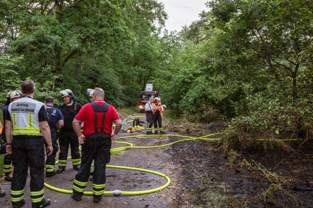 Waldbrand bei Weiterstadt Am 29.05.2026 ist in Weiterstadt-Gräfenhausen westlich der Autobahn A5 ein Waldbrand ausgebrochen. Betroffen war eine rund 900 Quadratmeter große Waldfläche zwischen der Raststätte Gräfenhausen West und dem angrenzenden Steinrodsee. 106 Einsatzkräfte mit 20 Löschfahrzeugen waren vor Ort. Die Feuerwehr brachte den Brand unter Kontrolle und verhinderte eine Ausdehnung auf angrenzende Waldbereiche. Die Nachlöscharbeiten dauerten bis in die Abendstunden an. Weiterstadt Gräfenhausen Hessen Deutschland *** Forest fire near Weiterstadt On 29 05 2026, a forest fire broke out in Weiterstadt Gräfenhausen west of the A5 freeway It affected a forest area of around 900 square meters between the Gräfenhausen West servic