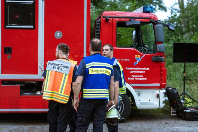 Waldbrand bei Weiterstadt Am 29.05.2026 ist in Weiterstadt-Gräfenhausen westlich der Autobahn A5 ein Waldbrand ausgebrochen. Betroffen war eine rund 900 Quadratmeter große Waldfläche zwischen der Raststätte Gräfenhausen West und dem angrenzenden Steinrodsee. 106 Einsatzkräfte mit 20 Löschfahrzeugen waren vor Ort. Die Feuerwehr brachte den Brand unter Kontrolle und verhinderte eine Ausdehnung auf angrenzende Waldbereiche. Die Nachlöscharbeiten dauerten bis in die Abendstunden an. Weiterstadt Gräfenhausen Hessen Deutschland *** Forest fire near Weiterstadt On 29 05 2026, a forest fire broke out in Weiterstadt Gräfenhausen west of the A5 freeway It affected a forest area of around 900 square meters between the Gräfenhausen West servic