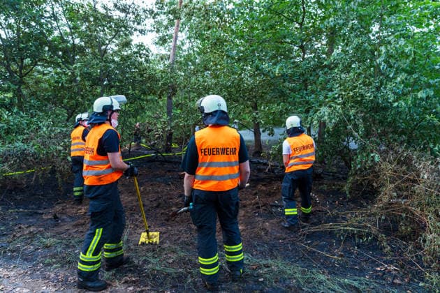 Waldbrand bei Weiterstadt Am 29.05.2026 ist in Weiterstadt-Gräfenhausen westlich der Autobahn A5 ein Waldbrand ausgebrochen. Betroffen war eine rund 900 Quadratmeter große Waldfläche zwischen der Raststätte Gräfenhausen West und dem angrenzenden Steinrodsee. 106 Einsatzkräfte mit 20 Löschfahrzeugen waren vor Ort. Die Feuerwehr brachte den Brand unter Kontrolle und verhinderte eine Ausdehnung auf angrenzende Waldbereiche. Die Nachlöscharbeiten dauerten bis in die Abendstunden an. Weiterstadt Gräfenhausen Hessen Deutschland *** Forest fire near Weiterstadt On 29 05 2026, a forest fire broke out in Weiterstadt Gräfenhausen west of the A5 freeway It affected a forest area of around 900 square meters between the Gräfenhausen West servic