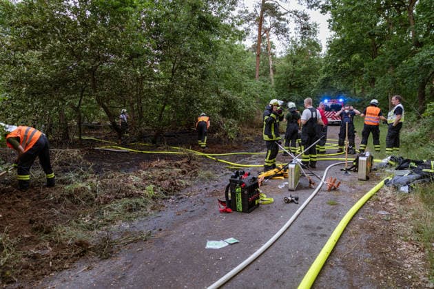Waldbrand bei Weiterstadt Am 29.05.2026 ist in Weiterstadt-Gräfenhausen westlich der Autobahn A5 ein Waldbrand ausgebrochen. Betroffen war eine rund 900 Quadratmeter große Waldfläche zwischen der Raststätte Gräfenhausen West und dem angrenzenden Steinrodsee. 106 Einsatzkräfte mit 20 Löschfahrzeugen waren vor Ort. Die Feuerwehr brachte den Brand unter Kontrolle und verhinderte eine Ausdehnung auf angrenzende Waldbereiche. Die Nachlöscharbeiten dauerten bis in die Abendstunden an. Weiterstadt Gräfenhausen Hessen Deutschland *** Forest fire near Weiterstadt On 29 05 2026, a forest fire broke out in Weiterstadt Gräfenhausen west of the A5 freeway It affected a forest area of around 900 square meters between the Gräfenhausen West servic