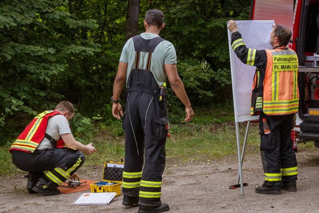 Waldbrand bei Weiterstadt Am 29.05.2026 ist in Weiterstadt-Gräfenhausen westlich der Autobahn A5 ein Waldbrand ausgebrochen. Betroffen war eine rund 900 Quadratmeter große Waldfläche zwischen der Raststätte Gräfenhausen West und dem angrenzenden Steinrodsee. 106 Einsatzkräfte mit 20 Löschfahrzeugen waren vor Ort. Die Feuerwehr brachte den Brand unter Kontrolle und verhinderte eine Ausdehnung auf angrenzende Waldbereiche. Die Nachlöscharbeiten dauerten bis in die Abendstunden an. Weiterstadt Gräfenhausen Hessen Deutschland *** Forest fire near Weiterstadt On 29 05 2026, a forest fire broke out in Weiterstadt Gräfenhausen west of the A5 freeway It affected a forest area of around 900 square meters between the Gräfenhausen West servic
