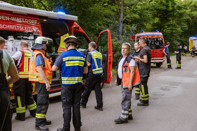 Waldbrand bei Weiterstadt Am 29.05.2026 ist in Weiterstadt-Gräfenhausen westlich der Autobahn A5 ein Waldbrand ausgebrochen. Betroffen war eine rund 900 Quadratmeter große Waldfläche zwischen der Raststätte Gräfenhausen West und dem angrenzenden Steinrodsee. 106 Einsatzkräfte mit 20 Löschfahrzeugen waren vor Ort. Die Feuerwehr brachte den Brand unter Kontrolle und verhinderte eine Ausdehnung auf angrenzende Waldbereiche. Die Nachlöscharbeiten dauerten bis in die Abendstunden an. Weiterstadt Gräfenhausen Hessen Deutschland *** Forest fire near Weiterstadt On 29 05 2026, a forest fire broke out in Weiterstadt Gräfenhausen west of the A5 freeway It affected a forest area of around 900 square meters between the Gräfenhausen West servic