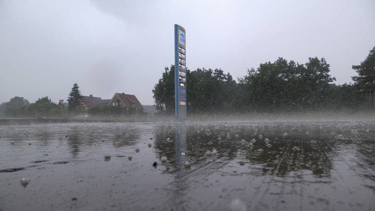 Eine heftige Gewitterfront wütete am Abend in Rheine. Die Kreisstadt versank nach sinnflutartigen Regenfällen, Orkanböen und Hagel im Unwetterchaos. In der Stadt herrscht seit 19 Uhr Ausnahmezustand. Zahlreiche Bäume sind umgestürzt und legen den Verkehr lahm. Ampeln sind auf Grund von Blitzschlägen ausgefallen. Zahlreiche Straßenzüge stehen unter Wasser. Ein Autofahrer versank mit seinem Wagen auf der Bahnhofstraße in den Fluten. Einige Menschen und auch Kinder unterschätzten die Gefahr und wollten die Unterführung durchqueren. Die Polizei schritt ein. Autos mussten abgeschleppt werden, da sie einen Wasserschaden erlitten. Die Feuerwehr kommt aktuell nicht hinterher. Bis in den Samstag hinein müssen die Schäden beseitigt werde