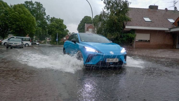 Eine heftige Gewitterfront wütete am Abend in Rheine. Die Kreisstadt versank nach sinnflutartigen Regenfällen, Orkanböen und Hagel im Unwetterchaos. In der Stadt herrscht seit 19 Uhr Ausnahmezustand. Zahlreiche Bäume sind umgestürzt und legen den Verkehr lahm. Ampeln sind auf Grund von Blitzschlägen ausgefallen. Zahlreiche Straßenzüge stehen unter Wasser. Ein Autofahrer versank mit seinem Wagen auf der Bahnhofstraße in den Fluten. Einige Menschen und auch Kinder unterschätzten die Gefahr und wollten die Unterführung durchqueren. Die Polizei schritt ein. Autos mussten abgeschleppt werden, da sie einen Wasserschaden erlitten. Die Feuerwehr kommt aktuell nicht hinterher. Bis in den Samstag hinein müssen die Schäden beseitigt werde
