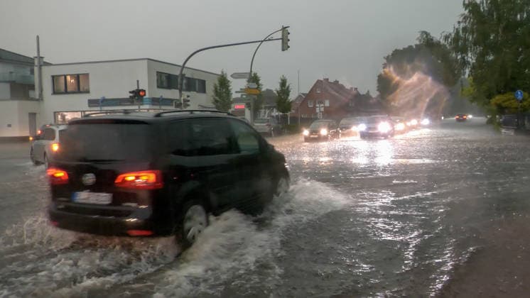 Eine heftige Gewitterfront wütete am Abend in Rheine. Die Kreisstadt versank nach sinnflutartigen Regenfällen, Orkanböen und Hagel im Unwetterchaos. In der Stadt herrscht seit 19 Uhr Ausnahmezustand. Zahlreiche Bäume sind umgestürzt und legen den Verkehr lahm. Ampeln sind auf Grund von Blitzschlägen ausgefallen. Zahlreiche Straßenzüge stehen unter Wasser. Ein Autofahrer versank mit seinem Wagen auf der Bahnhofstraße in den Fluten. Einige Menschen und auch Kinder unterschätzten die Gefahr und wollten die Unterführung durchqueren. Die Polizei schritt ein. Autos mussten abgeschleppt werden, da sie einen Wasserschaden erlitten. Die Feuerwehr kommt aktuell nicht hinterher. Bis in den Samstag hinein müssen die Schäden beseitigt werde