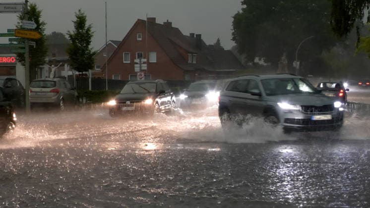 Eine heftige Gewitterfront wütete am Abend in Rheine. Die Kreisstadt versank nach sinnflutartigen Regenfällen, Orkanböen und Hagel im Unwetterchaos. In der Stadt herrscht seit 19 Uhr Ausnahmezustand. Zahlreiche Bäume sind umgestürzt und legen den Verkehr lahm. Ampeln sind auf Grund von Blitzschlägen ausgefallen. Zahlreiche Straßenzüge stehen unter Wasser. Ein Autofahrer versank mit seinem Wagen auf der Bahnhofstraße in den Fluten. Einige Menschen und auch Kinder unterschätzten die Gefahr und wollten die Unterführung durchqueren. Die Polizei schritt ein. Autos mussten abgeschleppt werden, da sie einen Wasserschaden erlitten. Die Feuerwehr kommt aktuell nicht hinterher. Bis in den Samstag hinein müssen die Schäden beseitigt werde