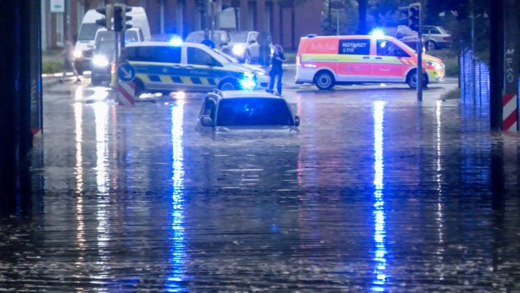 Eine heftige Gewitterfront wütete am Abend in Rheine. Die Kreisstadt versank nach sinnflutartigen Regenfällen, Orkanböen und Hagel im Unwetterchaos. In der Stadt herrscht seit 19 Uhr Ausnahmezustand. Zahlreiche Bäume sind umgestürzt und legen den Verkehr lahm. Ampeln sind auf Grund von Blitzschlägen ausgefallen. Zahlreiche Straßenzüge stehen unter Wasser. Ein Autofahrer versank mit seinem Wagen auf der Bahnhofstraße in den Fluten. Einige Menschen und auch Kinder unterschätzten die Gefahr und wollten die Unterführung durchqueren. Die Polizei schritt ein. Autos mussten abgeschleppt werden, da sie einen Wasserschaden erlitten. Die Feuerwehr kommt aktuell nicht hinterher. Bis in den Samstag hinein müssen die Schäden beseitigt werde
