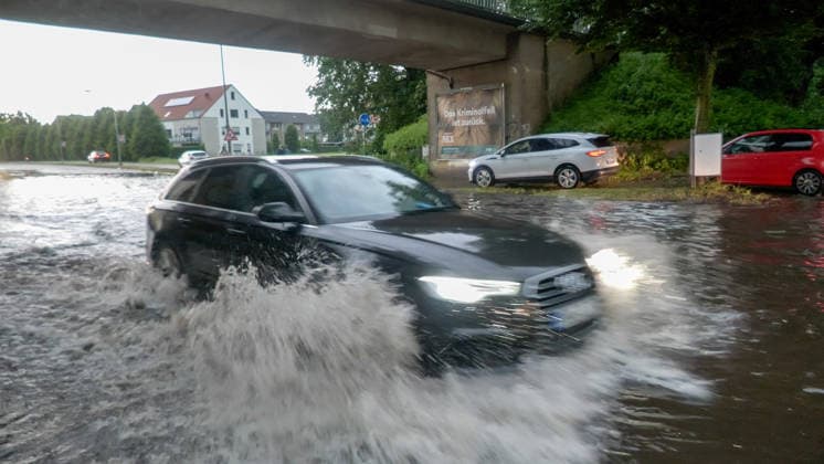 Eine heftige Gewitterfront wütete am Abend in Rheine. Die Kreisstadt versank nach sinnflutartigen Regenfällen, Orkanböen und Hagel im Unwetterchaos. In der Stadt herrscht seit 19 Uhr Ausnahmezustand. Zahlreiche Bäume sind umgestürzt und legen den Verkehr lahm. Ampeln sind auf Grund von Blitzschlägen ausgefallen. Zahlreiche Straßenzüge stehen unter Wasser. Ein Autofahrer versank mit seinem Wagen auf der Bahnhofstraße in den Fluten. Einige Menschen und auch Kinder unterschätzten die Gefahr und wollten die Unterführung durchqueren. Die Polizei schritt ein. Autos mussten abgeschleppt werden, da sie einen Wasserschaden erlitten. Die Feuerwehr kommt aktuell nicht hinterher. Bis in den Samstag hinein müssen die Schäden beseitigt werde
