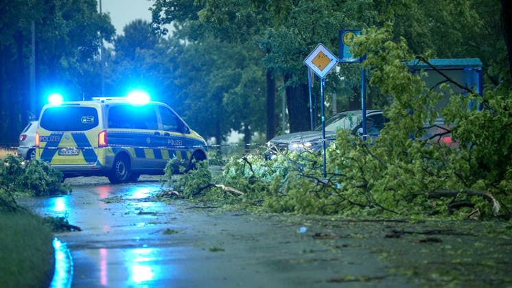 Eine heftige Gewitterfront wütete am Abend in Rheine. Die Kreisstadt versank nach sinnflutartigen Regenfällen, Orkanböen und Hagel im Unwetterchaos. In der Stadt herrscht seit 19 Uhr Ausnahmezustand. Zahlreiche Bäume sind umgestürzt und legen den Verkehr lahm. Ampeln sind auf Grund von Blitzschlägen ausgefallen. Zahlreiche Straßenzüge stehen unter Wasser. Ein Autofahrer versank mit seinem Wagen auf der Bahnhofstraße in den Fluten. Einige Menschen und auch Kinder unterschätzten die Gefahr und wollten die Unterführung durchqueren. Die Polizei schritt ein. Autos mussten abgeschleppt werden, da sie einen Wasserschaden erlitten. Die Feuerwehr kommt aktuell nicht hinterher. Bis in den Samstag hinein müssen die Schäden beseitigt werde