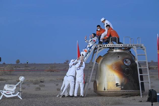ALXA, CHINA - MAY 29: Taikonaut Zhang Hongzhang is out of the Shenzhou-22 spaceship s return capsule at the Dongfeng landing site on May 29, 2026 in Inner Mongolia Autonomous Region of China. After a historic 210-day orbital stay that set a new record for the longest in-orbit duration by a Chinese taikonaut crew, the Shenzhou-21 astronauts concluded their extraordinary space journey on Friday by returning to Earth aboard the Shenzhou-22 spacecraft.  Copyright: xVCGx 111644902025