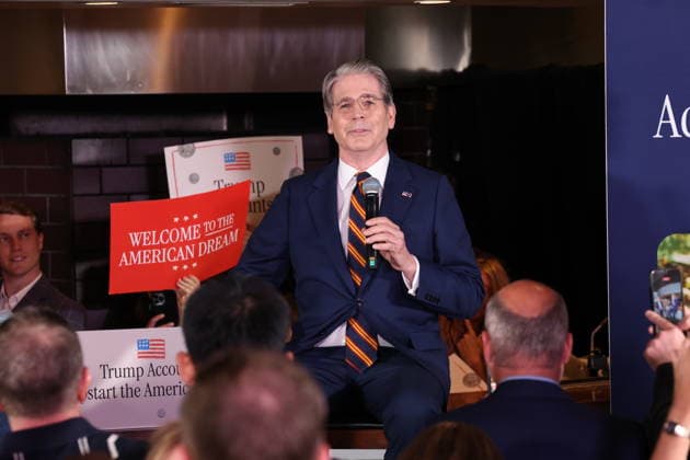 Thousand Oaks CA- May 29: Kelsey Grammer & Secretary of Treasury , Scott Bessent at the Trump Accounts Tour om May 29, 2026 Credit: USA - ZUMAa123 20260529_zaa_a123_095 Copyright: xAdMediax