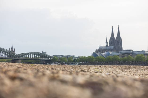 Niedrigwasser in Köln 29.05.2026 Niedrigwasser am Rhein in Köln-Deutz: Bei einem Rheinpegel von 148 cm am Pegel Köln ist das rechtsrheinische Ufer großflächig trockengefallen. Der niedrige Wasserstand legt Kies- und Sandflächen frei; im Hintergrund sind der Kölner Dom und die Hohenzollernbrücke zu sehen. Köln Deutz Nordrhein-Westfalen Deutschland *** Low water in Cologne 29 05 2026 Low water on the Rhine in Cologne Deutz At a Rhine level of 148 cm at the Cologne gauge, the right bank of the Rhine has dried out over a large area The low water level exposes gravel and sand areas Cologne Cathedral and the Hohenzollern Bridge can be seen in the background Cologne Deutz North Rhine-Westphalia Germany Copyright: xMarcxJohnx