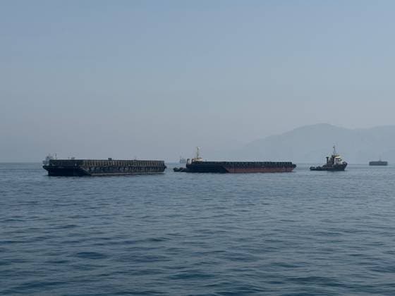 (260529) -- KHASAB, May 29, 2026 -- This photo taken with a mobile phone shows merchant vessels stranded in the waters of the Strait of Hormuz, near Khasab, a small town in northern Oman, May 29, 2026. ) STRAIT OF HORMUZ-VESSEL WenxXinnian 