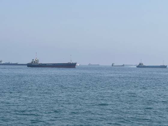 (260529) -- KHASAB, May 29, 2026 -- This photo taken with a mobile phone shows merchant vessels stranded in the waters of the Strait of Hormuz, near Khasab, a small town in northern Oman, May 29, 2026. ) STRAIT OF HORMUZ-VESSEL WenxXinnian 