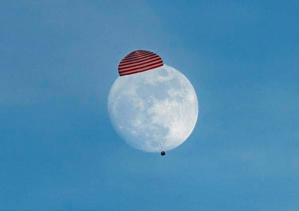 ALXA, CHINA - MAY 29: The return capsule of China s Shenzhou-22 spaceship descends under parachute at the Dongfeng landing site on May 29, 2026 in Inner Mongolia Autonomous Region of China. After a historic 210-day orbital stay that set a new record for the longest in-orbit duration by a Chinese taikonaut crew, the Shenzhou-21 astronauts concluded their extraordinary space journey on Friday by returning to Earth aboard the Shenzhou-22 spacecraft.  Copyright: xVCGx 111645003167